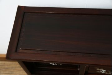 和製ビンテージ　花梨(カリン)材　螺鈿(ラデン)　象嵌入り　上品な佇まいで和の雰囲気を引き立てる小振りな茶棚(収納棚、戸棚、違い棚、ヴィンテージ)(R-078622)