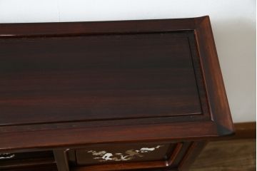 和製ビンテージ　花梨(カリン)材　螺鈿(ラデン)　象嵌入り　上品な佇まいで和の雰囲気を引き立てる小振りな茶棚(収納棚、戸棚、違い棚、ヴィンテージ)(R-078622)
