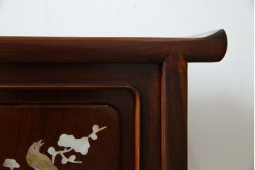 和製ビンテージ　花梨(カリン)材　螺鈿(ラデン)　象嵌入り　上品な佇まいで和の雰囲気を引き立てる小振りな茶棚(収納棚、戸棚、違い棚、ヴィンテージ)(R-078622)