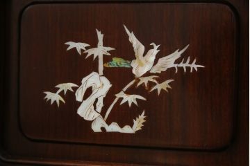 和製ビンテージ　花梨(カリン)材　螺鈿(ラデン)　象嵌入り　上品な佇まいで和の雰囲気を引き立てる小振りな茶棚(収納棚、戸棚、違い棚、ヴィンテージ)(R-078622)