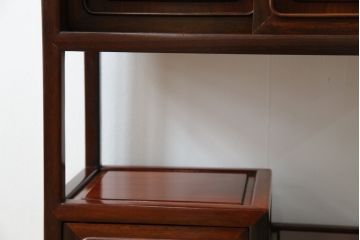 和製ビンテージ　花梨(カリン)材　螺鈿(ラデン)　象嵌入り　上品な佇まいで和の雰囲気を引き立てる小振りな茶棚(収納棚、戸棚、違い棚、ヴィンテージ)(R-078622)