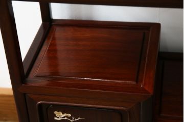 和製ビンテージ　花梨(カリン)材　螺鈿(ラデン)　象嵌入り　上品な佇まいで和の雰囲気を引き立てる小振りな茶棚(収納棚、戸棚、違い棚、ヴィンテージ)(R-078622)