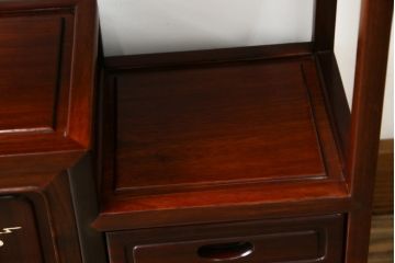 和製ビンテージ　花梨(カリン)材　螺鈿(ラデン)　象嵌入り　上品な佇まいで和の雰囲気を引き立てる小振りな茶棚(収納棚、戸棚、違い棚、ヴィンテージ)(R-078622)