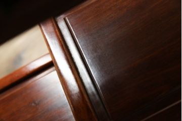 和製ビンテージ　花梨(カリン)材　螺鈿(ラデン)　象嵌入り　上品な佇まいで和の雰囲気を引き立てる小振りな茶棚(収納棚、戸棚、違い棚、ヴィンテージ)(R-078622)