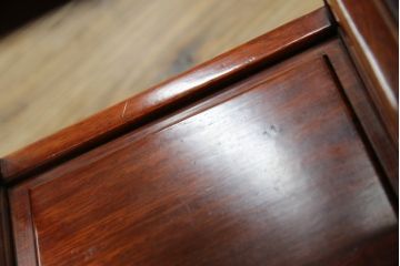 和製ビンテージ　花梨(カリン)材　螺鈿(ラデン)　象嵌入り　上品な佇まいで和の雰囲気を引き立てる小振りな茶棚(収納棚、戸棚、違い棚、ヴィンテージ)(R-078622)