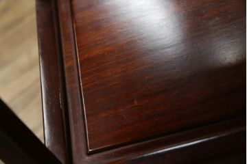 和製ビンテージ　花梨(カリン)材　螺鈿(ラデン)　象嵌入り　上品な佇まいで和の雰囲気を引き立てる小振りな茶棚(収納棚、戸棚、違い棚、ヴィンテージ)(R-078622)