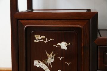 和製ビンテージ　花梨(カリン)材　螺鈿(ラデン)　象嵌入り　上品な佇まいで和の雰囲気を引き立てる小振りな茶棚(収納棚、戸棚、違い棚、ヴィンテージ)(R-078622)