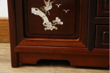 和製ビンテージ　花梨(カリン)材　螺鈿(ラデン)　象嵌入り　上品な佇まいで和の雰囲気を引き立てる小振りな茶棚(収納棚、戸棚、違い棚、ヴィンテージ)(R-078622)