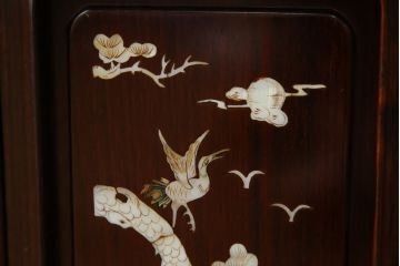 和製ビンテージ　花梨(カリン)材　螺鈿(ラデン)　象嵌入り　上品な佇まいで和の雰囲気を引き立てる小振りな茶棚(収納棚、戸棚、違い棚、ヴィンテージ)(R-078622)