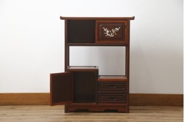 和製ビンテージ　花梨(カリン)材　螺鈿(ラデン)　象嵌入り　上品な佇まいで和の雰囲気を引き立てる小振りな茶棚(収納棚、戸棚、違い棚、ヴィンテージ)(R-078622)