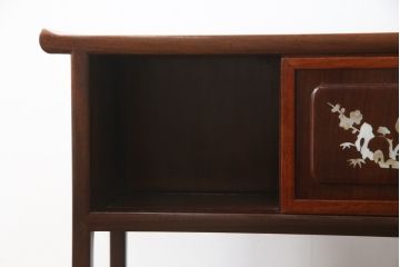 和製ビンテージ　花梨(カリン)材　螺鈿(ラデン)　象嵌入り　上品な佇まいで和の雰囲気を引き立てる小振りな茶棚(収納棚、戸棚、違い棚、ヴィンテージ)(R-078622)