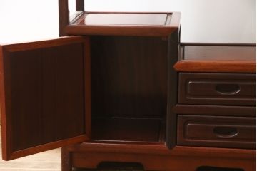 和製ビンテージ　花梨(カリン)材　螺鈿(ラデン)　象嵌入り　上品な佇まいで和の雰囲気を引き立てる小振りな茶棚(収納棚、戸棚、違い棚、ヴィンテージ)(R-078622)