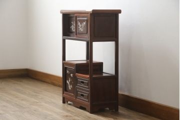 和製ビンテージ　花梨(カリン)材　螺鈿(ラデン)　象嵌入り　上品な佇まいで和の雰囲気を引き立てる小振りな茶棚(収納棚、戸棚、違い棚、ヴィンテージ)(R-078622)