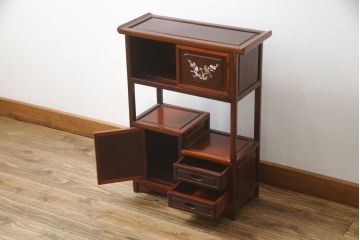 和製ビンテージ　花梨(カリン)材　螺鈿(ラデン)　象嵌入り　上品な佇まいで和の雰囲気を引き立てる小振りな茶棚(収納棚、戸棚、違い棚、ヴィンテージ)(R-078622)