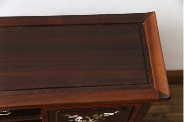 和製ビンテージ　花梨(カリン)材　螺鈿(ラデン)　象嵌入り　上品な佇まいで和の雰囲気を引き立てる小振りな茶棚(収納棚、戸棚、違い棚、ヴィンテージ)(R-078622)
