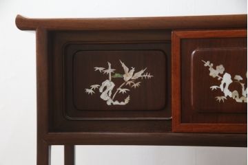 和製ビンテージ　花梨(カリン)材　螺鈿(ラデン)　象嵌入り　上品な佇まいで和の雰囲気を引き立てる小振りな茶棚(収納棚、戸棚、違い棚、ヴィンテージ)(R-078622)
