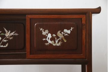 和製ビンテージ　花梨(カリン)材　螺鈿(ラデン)　象嵌入り　上品な佇まいで和の雰囲気を引き立てる小振りな茶棚(収納棚、戸棚、違い棚、ヴィンテージ)(R-078622)