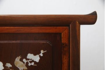 和製ビンテージ　花梨(カリン)材　螺鈿(ラデン)　象嵌入り　上品な佇まいで和の雰囲気を引き立てる小振りな茶棚(収納棚、戸棚、違い棚、ヴィンテージ)(R-078622)
