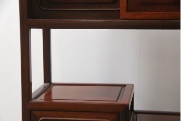 和製ビンテージ　花梨(カリン)材　螺鈿(ラデン)　象嵌入り　上品な佇まいで和の雰囲気を引き立てる小振りな茶棚(収納棚、戸棚、違い棚、ヴィンテージ)(R-078622)