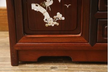 和製ビンテージ　花梨(カリン)材　螺鈿(ラデン)　象嵌入り　上品な佇まいで和の雰囲気を引き立てる小振りな茶棚(収納棚、戸棚、違い棚、ヴィンテージ)(R-078622)