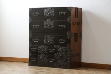 和製アンティーク　美品!!　黒漆塗り　凝ったつくりの厚手金具が存在感を放つ五丁引き庄内箪笥(二段重ね箪笥、時代箪笥、和たんす、整理たんす、収納タンス、衣装タンス、引き出し)(R-078623)