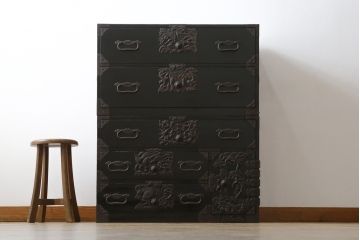 和製アンティーク　美品!!　黒漆塗り　凝ったつくりの厚手金具が存在感を放つ五丁引き庄内箪笥(二段重ね箪笥、時代箪笥、和たんす、整理たんす、収納タンス、衣装タンス、引き出し)(R-078623)