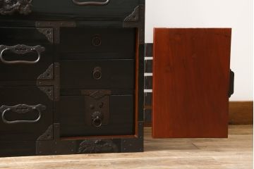 和製アンティーク　美品!!　黒漆塗り　凝ったつくりの厚手金具が存在感を放つ五丁引き庄内箪笥(二段重ね箪笥、時代箪笥、和たんす、整理たんす、収納タンス、衣装タンス、引き出し)(R-078623)