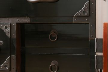 和製アンティーク　美品!!　黒漆塗り　凝ったつくりの厚手金具が存在感を放つ五丁引き庄内箪笥(二段重ね箪笥、時代箪笥、和たんす、整理たんす、収納タンス、衣装タンス、引き出し)(R-078623)