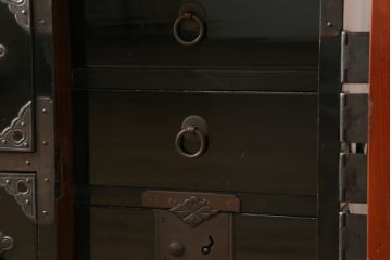 和製アンティーク　美品!!　黒漆塗り　凝ったつくりの厚手金具が存在感を放つ五丁引き庄内箪笥(二段重ね箪笥、時代箪笥、和たんす、整理たんす、収納タンス、衣装タンス、引き出し)(R-078623)