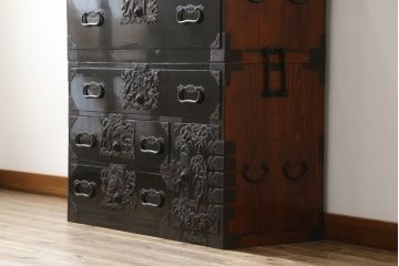 和製アンティーク　美品!!　黒漆塗り　凝ったつくりの厚手金具が存在感を放つ五丁引き庄内箪笥(二段重ね箪笥、時代箪笥、和たんす、整理たんす、収納タンス、衣装タンス、引き出し)(R-078623)