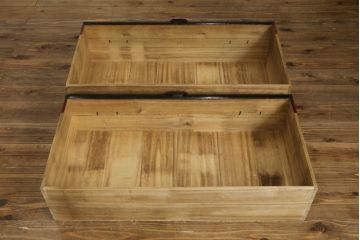 和製アンティーク　美品!!　黒漆塗り　凝ったつくりの厚手金具が存在感を放つ五丁引き庄内箪笥(二段重ね箪笥、時代箪笥、和たんす、整理たんす、収納タンス、衣装タンス、引き出し)(R-078623)