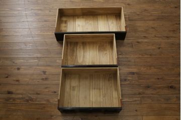 和製アンティーク　美品!!　黒漆塗り　凝ったつくりの厚手金具が存在感を放つ五丁引き庄内箪笥(二段重ね箪笥、時代箪笥、和たんす、整理たんす、収納タンス、衣装タンス、引き出し)(R-078623)