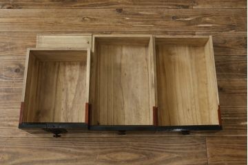 和製アンティーク　美品!!　黒漆塗り　凝ったつくりの厚手金具が存在感を放つ五丁引き庄内箪笥(二段重ね箪笥、時代箪笥、和たんす、整理たんす、収納タンス、衣装タンス、引き出し)(R-078623)