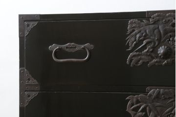 和製アンティーク　美品!!　黒漆塗り　凝ったつくりの厚手金具が存在感を放つ五丁引き庄内箪笥(二段重ね箪笥、時代箪笥、和たんす、整理たんす、収納タンス、衣装タンス、引き出し)(R-078623)