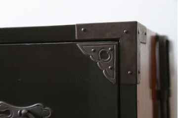 和製アンティーク　美品!!　黒漆塗り　凝ったつくりの厚手金具が存在感を放つ五丁引き庄内箪笥(二段重ね箪笥、時代箪笥、和たんす、整理たんす、収納タンス、衣装タンス、引き出し)(R-078623)