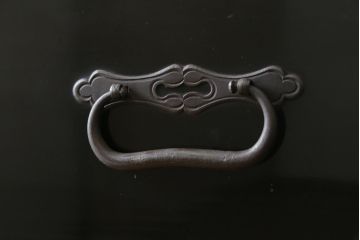 和製アンティーク　美品!!　黒漆塗り　凝ったつくりの厚手金具が存在感を放つ五丁引き庄内箪笥(二段重ね箪笥、時代箪笥、和たんす、整理たんす、収納タンス、衣装タンス、引き出し)(R-078623)