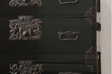 和製アンティーク　美品!!　黒漆塗り　凝ったつくりの厚手金具が存在感を放つ五丁引き庄内箪笥(二段重ね箪笥、時代箪笥、和たんす、整理たんす、収納タンス、衣装タンス、引き出し)(R-078623)