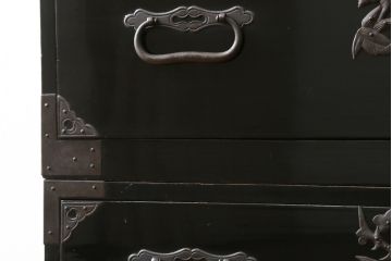 和製アンティーク　美品!!　黒漆塗り　凝ったつくりの厚手金具が存在感を放つ五丁引き庄内箪笥(二段重ね箪笥、時代箪笥、和たんす、整理たんす、収納タンス、衣装タンス、引き出し)(R-078623)