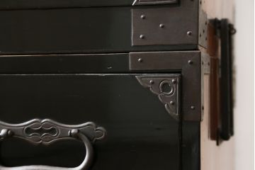 和製アンティーク　美品!!　黒漆塗り　凝ったつくりの厚手金具が存在感を放つ五丁引き庄内箪笥(二段重ね箪笥、時代箪笥、和たんす、整理たんす、収納タンス、衣装タンス、引き出し)(R-078623)
