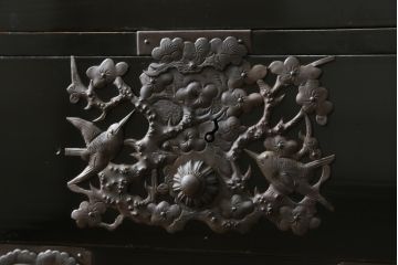 和製アンティーク　美品!!　黒漆塗り　凝ったつくりの厚手金具が存在感を放つ五丁引き庄内箪笥(二段重ね箪笥、時代箪笥、和たんす、整理たんす、収納タンス、衣装タンス、引き出し)(R-078623)