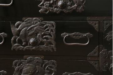 和製アンティーク　美品!!　黒漆塗り　凝ったつくりの厚手金具が存在感を放つ五丁引き庄内箪笥(二段重ね箪笥、時代箪笥、和たんす、整理たんす、収納タンス、衣装タンス、引き出し)(R-078623)
