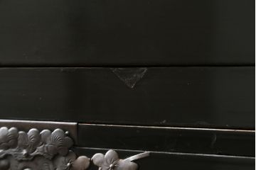 和製アンティーク　美品!!　黒漆塗り　凝ったつくりの厚手金具が存在感を放つ五丁引き庄内箪笥(二段重ね箪笥、時代箪笥、和たんす、整理たんす、収納タンス、衣装タンス、引き出し)(R-078623)