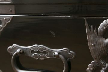 和製アンティーク　美品!!　黒漆塗り　凝ったつくりの厚手金具が存在感を放つ五丁引き庄内箪笥(二段重ね箪笥、時代箪笥、和たんす、整理たんす、収納タンス、衣装タンス、引き出し)(R-078623)