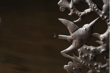 和製アンティーク　美品!!　黒漆塗り　凝ったつくりの厚手金具が存在感を放つ五丁引き庄内箪笥(二段重ね箪笥、時代箪笥、和たんす、整理たんす、収納タンス、衣装タンス、引き出し)(R-078623)