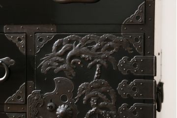 和製アンティーク　美品!!　黒漆塗り　凝ったつくりの厚手金具が存在感を放つ五丁引き庄内箪笥(二段重ね箪笥、時代箪笥、和たんす、整理たんす、収納タンス、衣装タンス、引き出し)(R-078623)