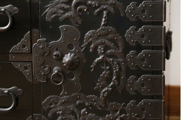 和製アンティーク　美品!!　黒漆塗り　凝ったつくりの厚手金具が存在感を放つ五丁引き庄内箪笥(二段重ね箪笥、時代箪笥、和たんす、整理たんす、収納タンス、衣装タンス、引き出し)(R-078623)