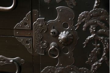 和製アンティーク　美品!!　黒漆塗り　凝ったつくりの厚手金具が存在感を放つ五丁引き庄内箪笥(二段重ね箪笥、時代箪笥、和たんす、整理たんす、収納タンス、衣装タンス、引き出し)(R-078623)