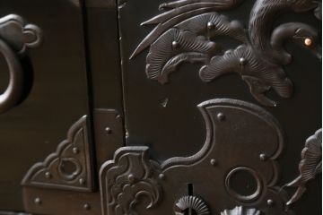 和製アンティーク　美品!!　黒漆塗り　凝ったつくりの厚手金具が存在感を放つ五丁引き庄内箪笥(二段重ね箪笥、時代箪笥、和たんす、整理たんす、収納タンス、衣装タンス、引き出し)(R-078623)