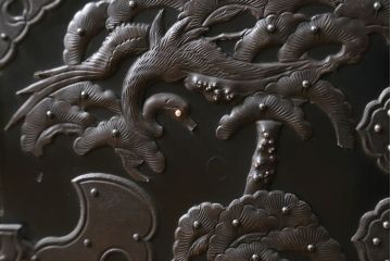 和製アンティーク　美品!!　黒漆塗り　凝ったつくりの厚手金具が存在感を放つ五丁引き庄内箪笥(二段重ね箪笥、時代箪笥、和たんす、整理たんす、収納タンス、衣装タンス、引き出し)(R-078623)