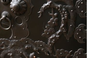 和製アンティーク　美品!!　黒漆塗り　凝ったつくりの厚手金具が存在感を放つ五丁引き庄内箪笥(二段重ね箪笥、時代箪笥、和たんす、整理たんす、収納タンス、衣装タンス、引き出し)(R-078623)